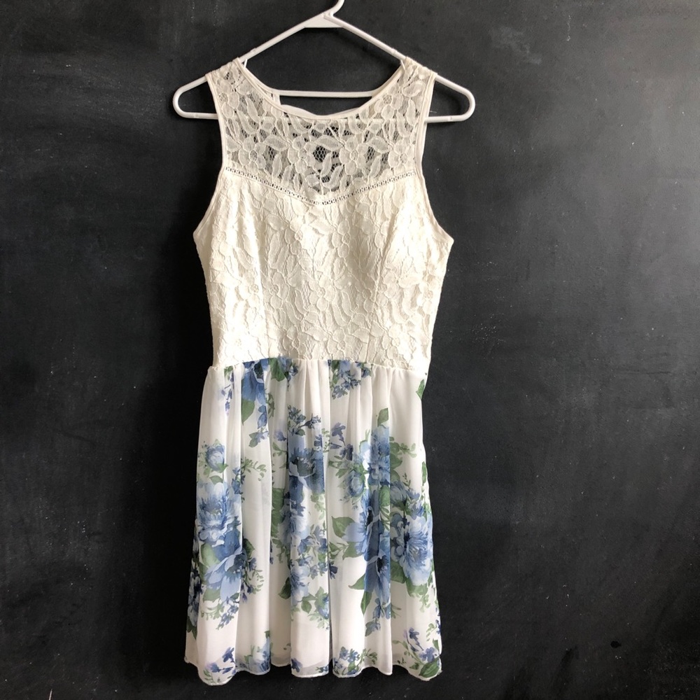 Women’s lace dress
